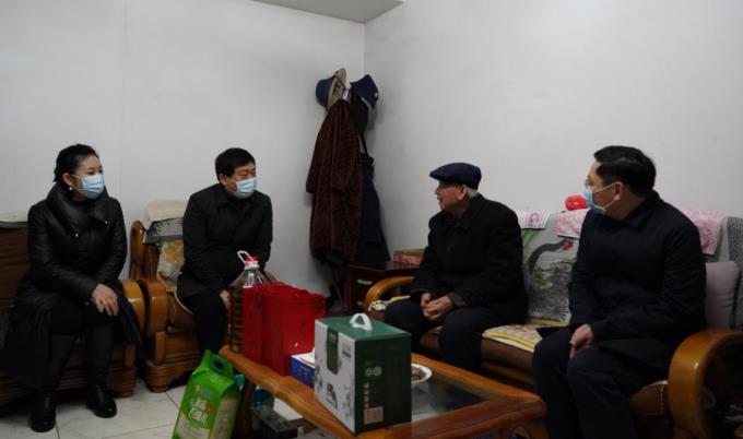 尊龙集团官网委党委委员、副主任任兴文春节前夕带队走访慰问尊龙集团官网集团老党员
