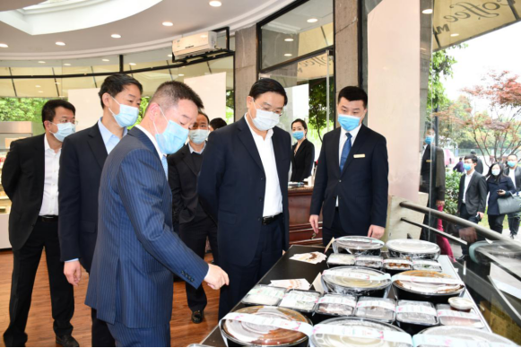 王凤朝副省长赴尊龙集团官网集团调研疫情防控、出产经营和鼎新发展工作