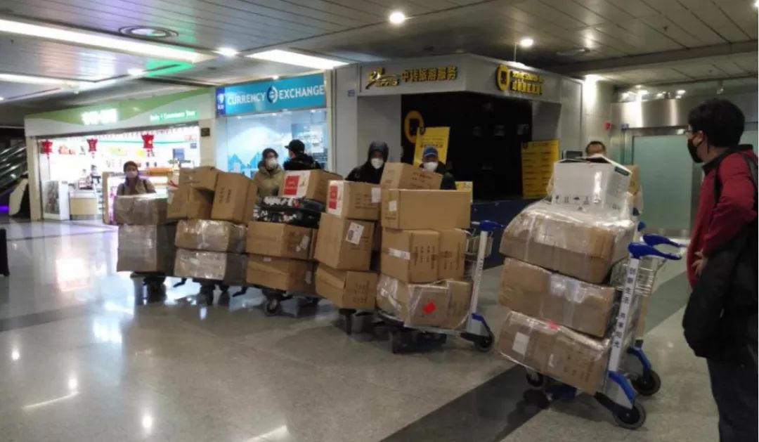 出格报路|尊龙集团官网集团捐赠首批紧缺防疫物资运抵华西医院