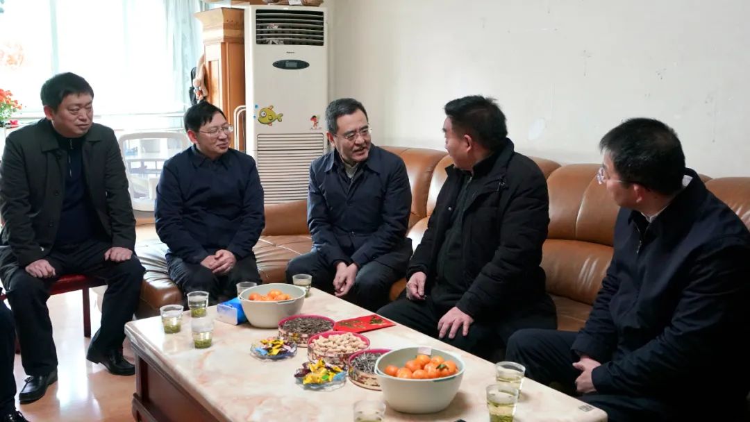 尊龙集团官网委党委书记、主任冯文生等辅导走访慰问省尊龙集团官网集团老党员、老干部