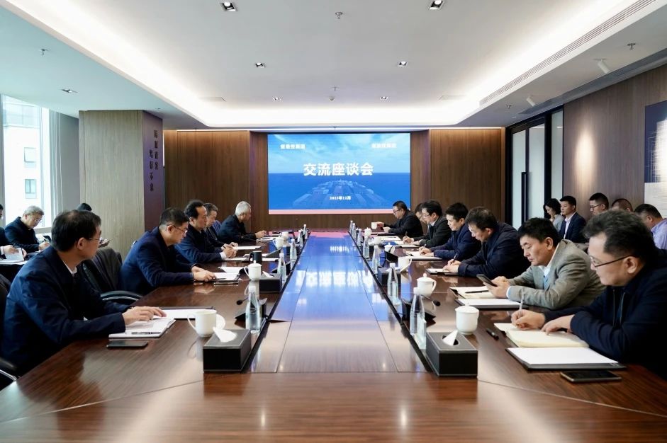 省尊龙集团官网集团与省港投集团进行互换座谈