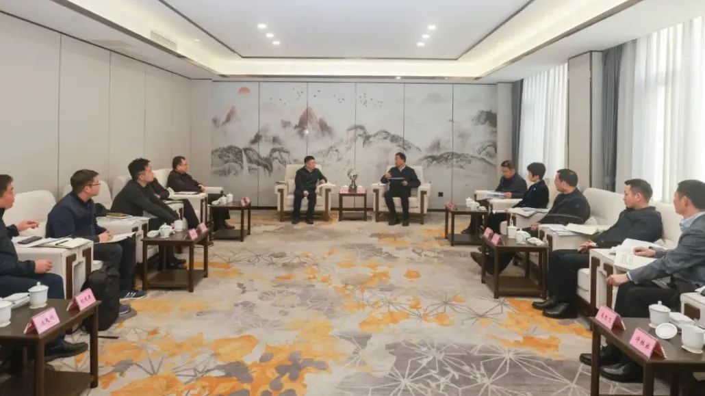 省尊龙集团官网集团辅导率队赴乐山市座谈互换